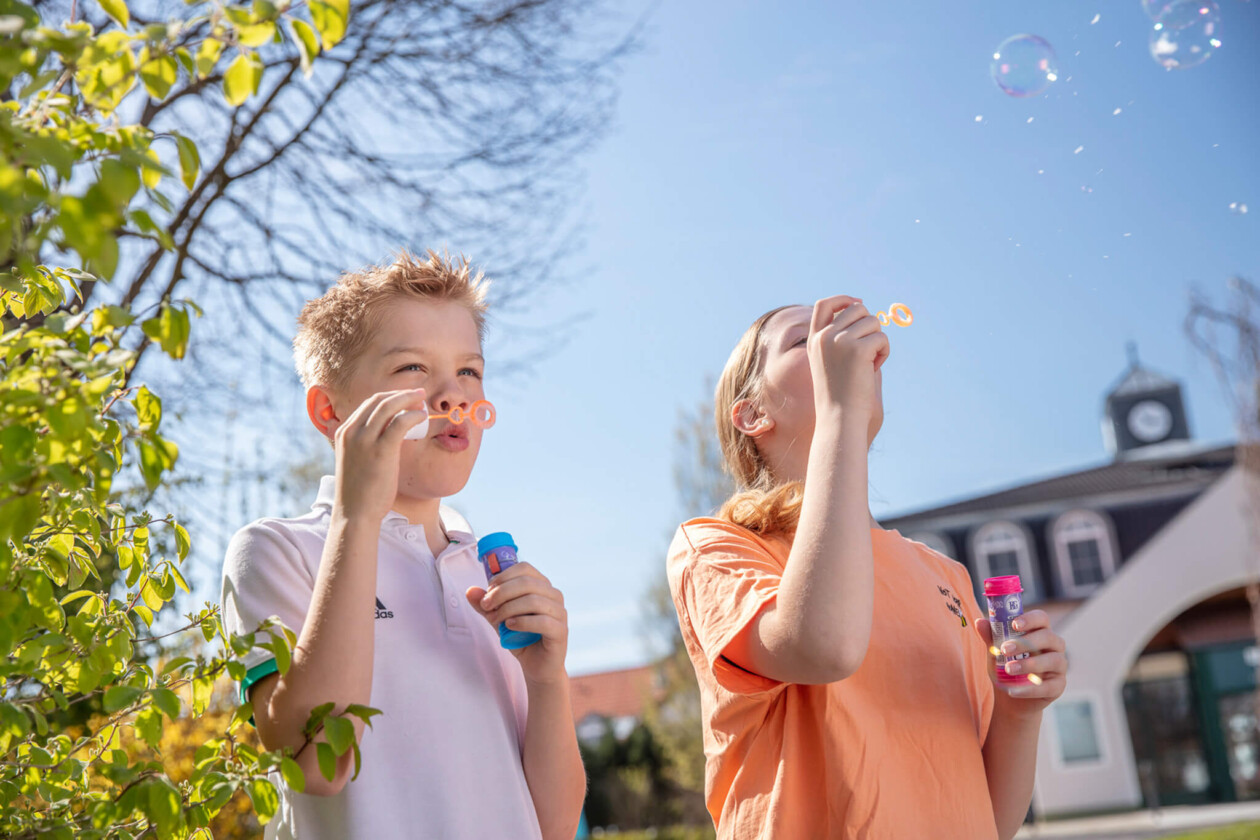 Zwei Kinder mit Seifenblasen