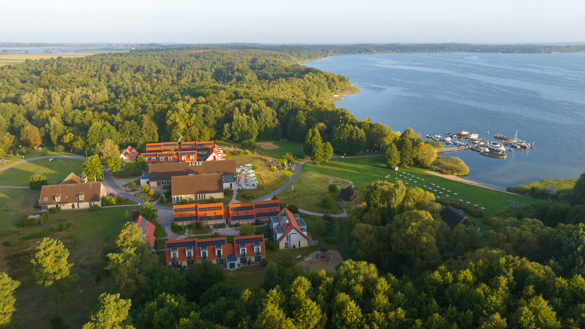 Ein Resort mit See von oben