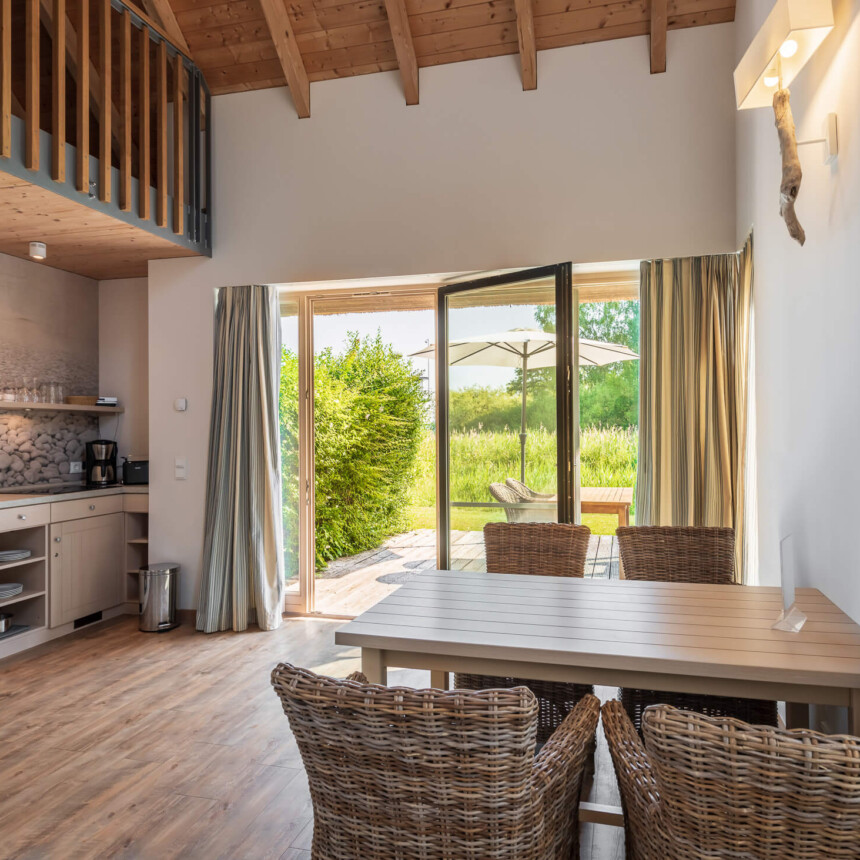 Wohnbereich mit offenem Fenster