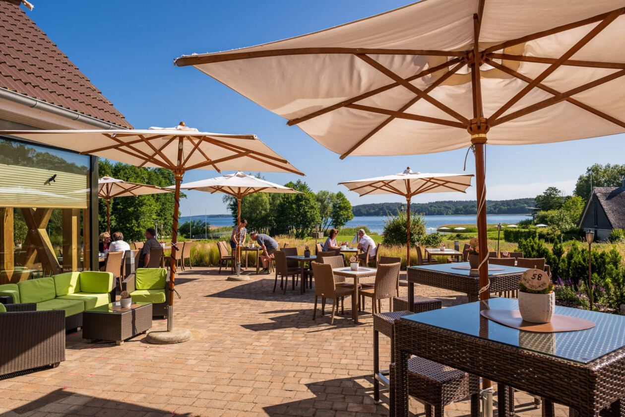 Terrasse mit Sonnenschirmen, Stühlen, Tische
