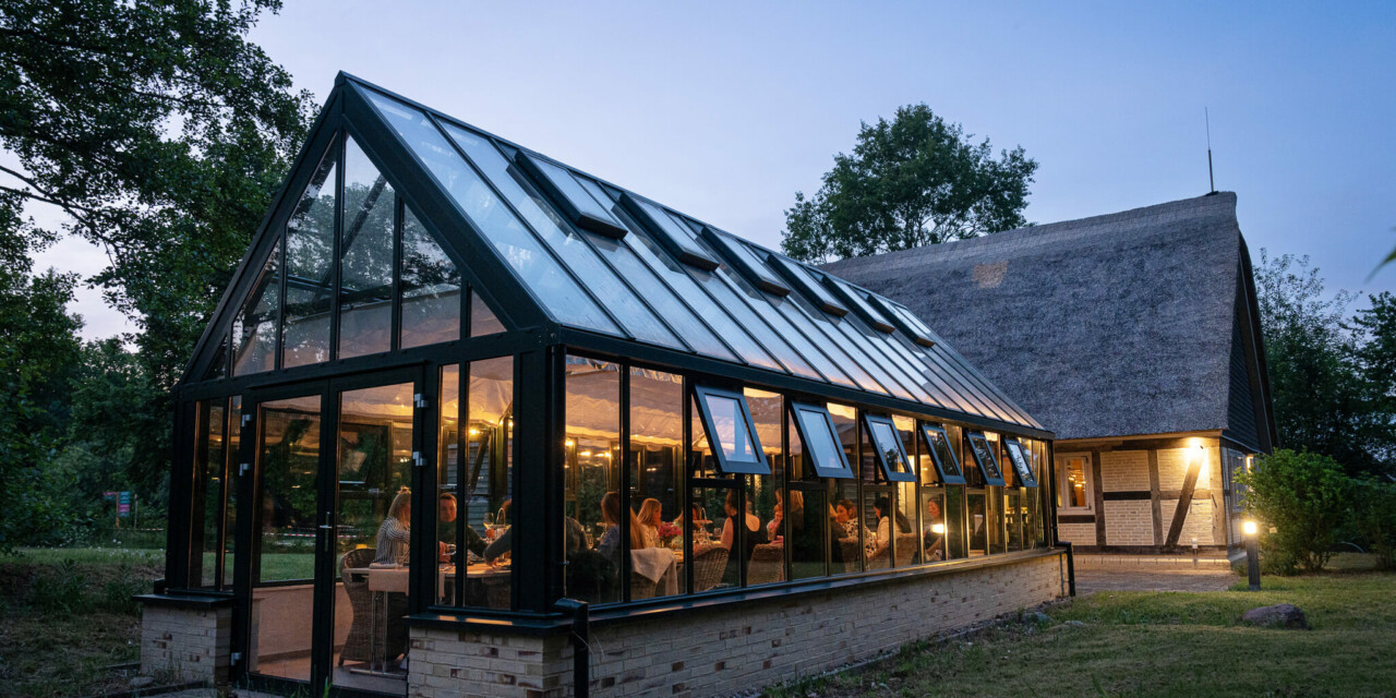 Ein Wintergarten bei Abend