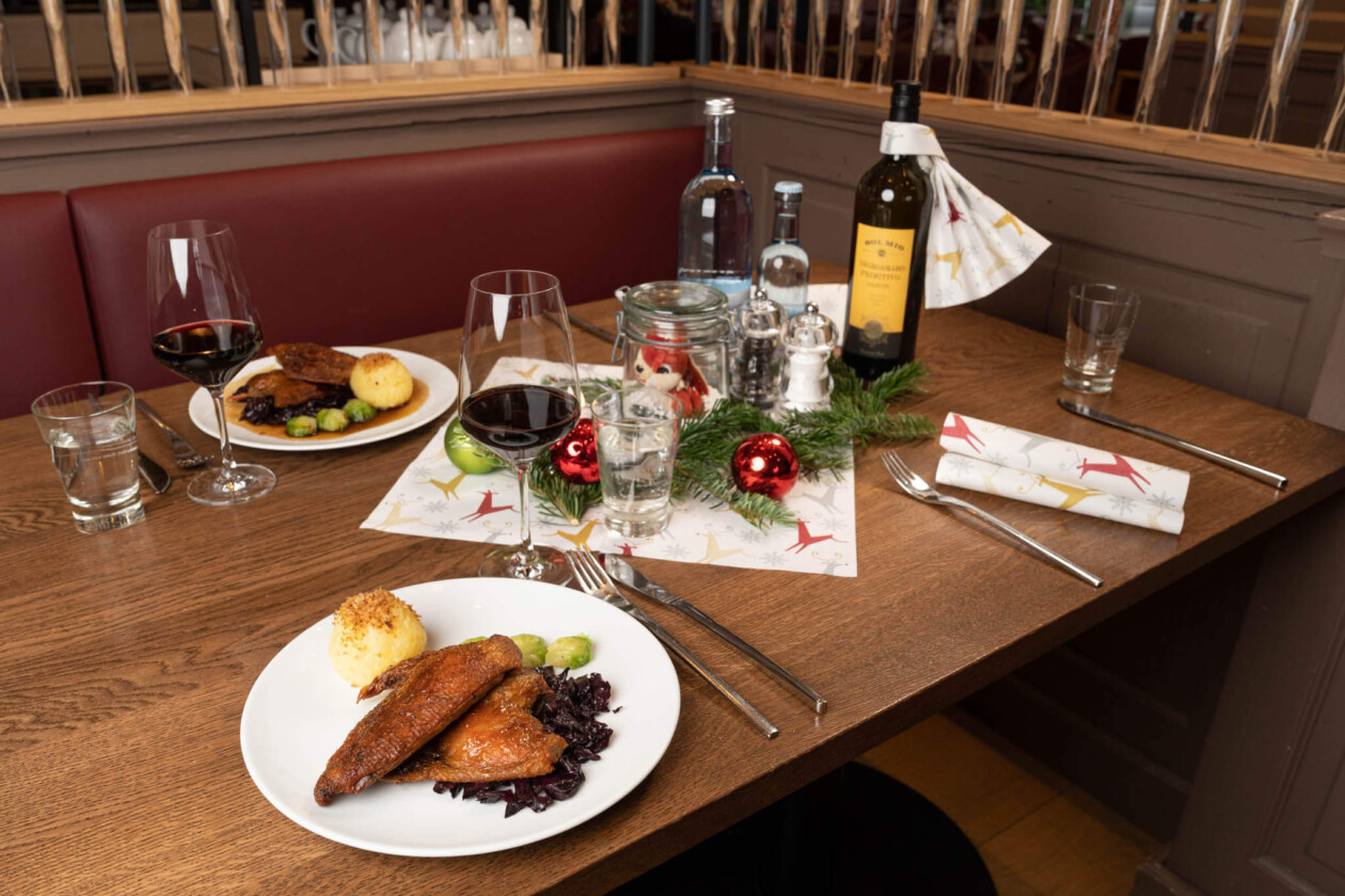 Weihnachtsessen auf einem Tisch