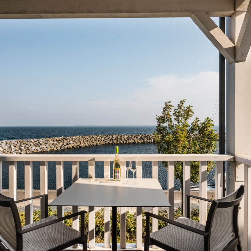 Balkon mit Tisch und Stühlen, Ausblick Ostsee