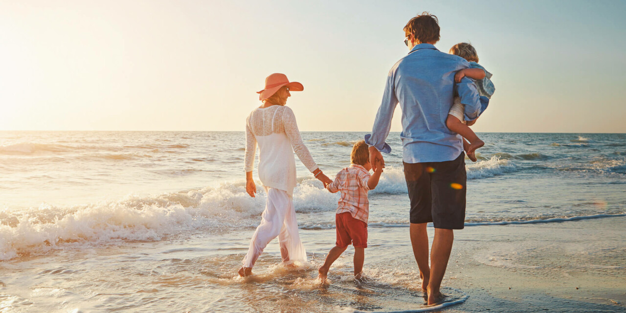 Familie geht zusammen am Strand