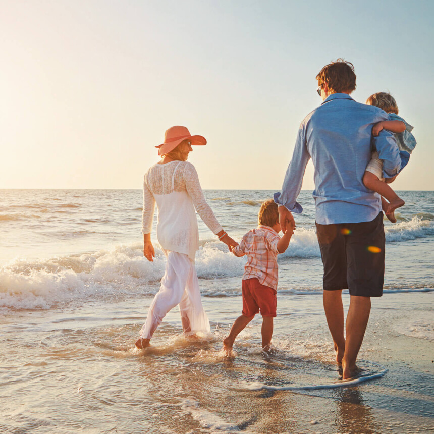 Familie geht zusammen am Strand