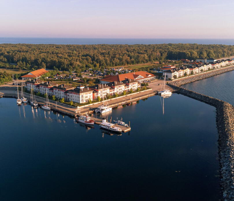 Luftaufnahme von Häusern am Meer