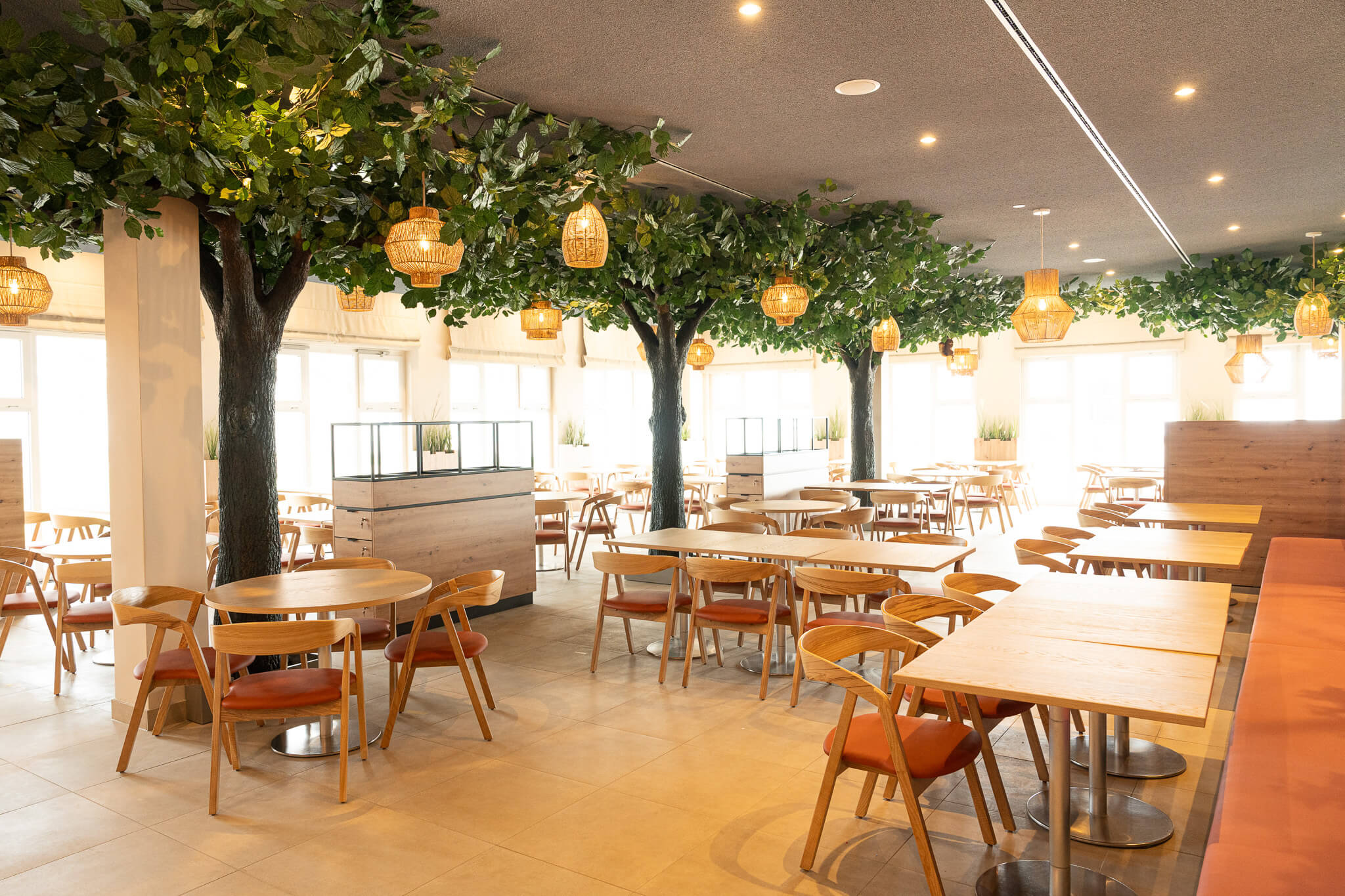 Ein Restaurant mit Tischen, Stühlen und Lampen