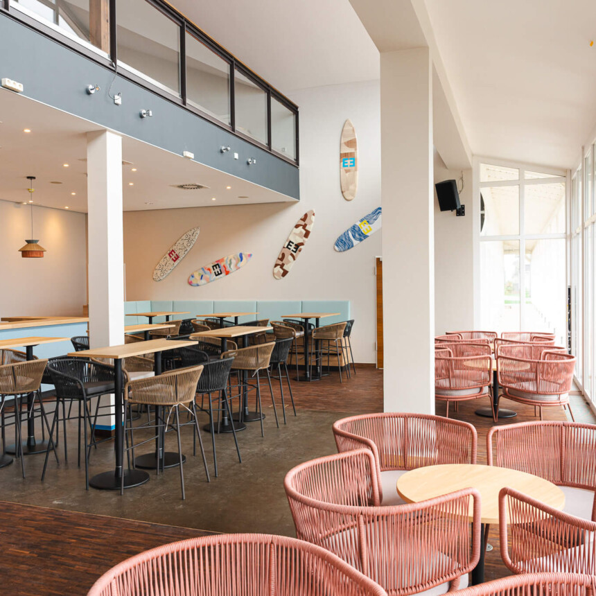 Bistro mit Tischen Stühlen, 