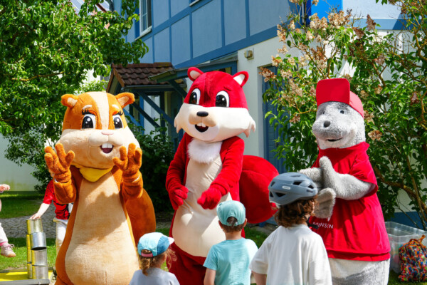 Zwei Eichhörnchen Maskotten und vier Kinder