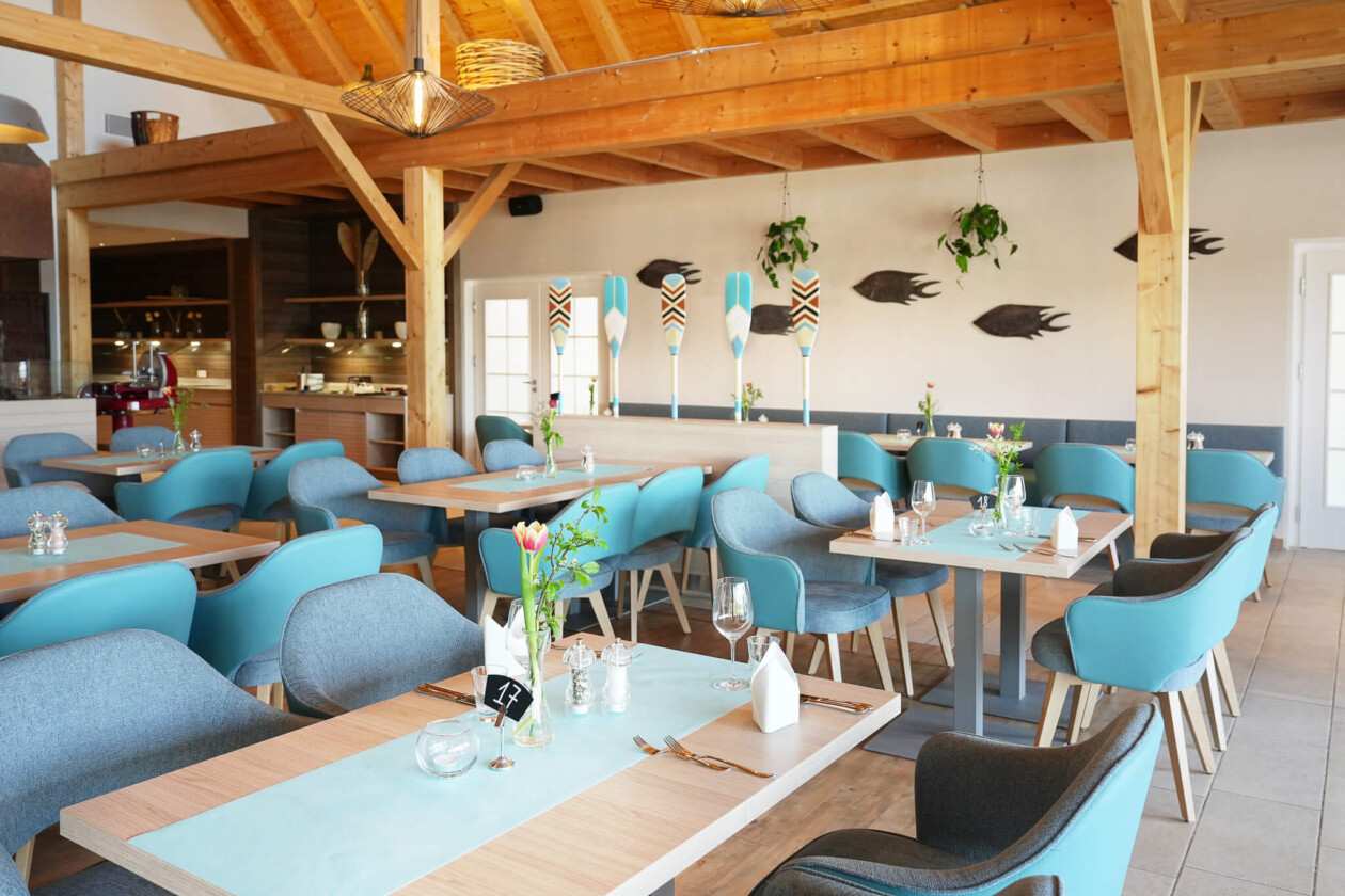 Ein Restaurant mit Tischen und Stühlen