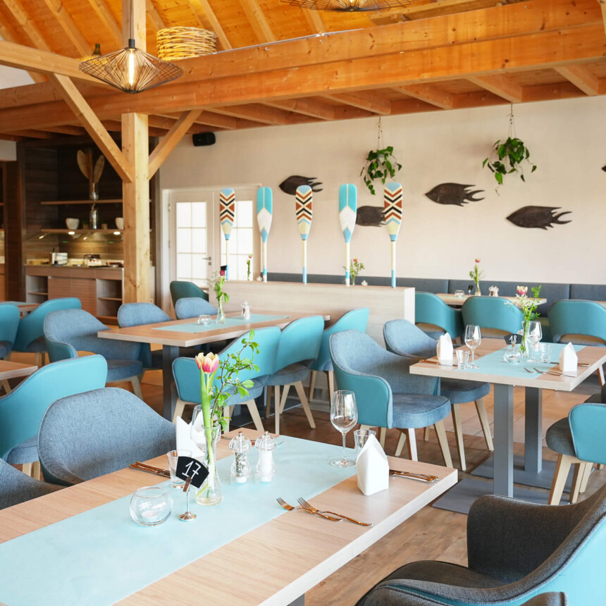 Ein Restaurant mit Tischen und Stühlen