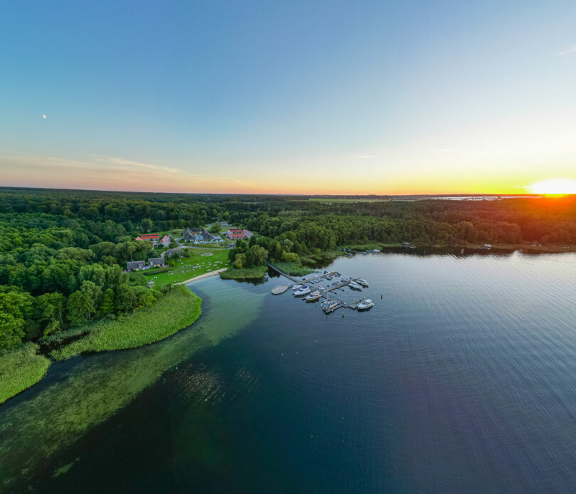 Luftaufnahme von einem Resort am See