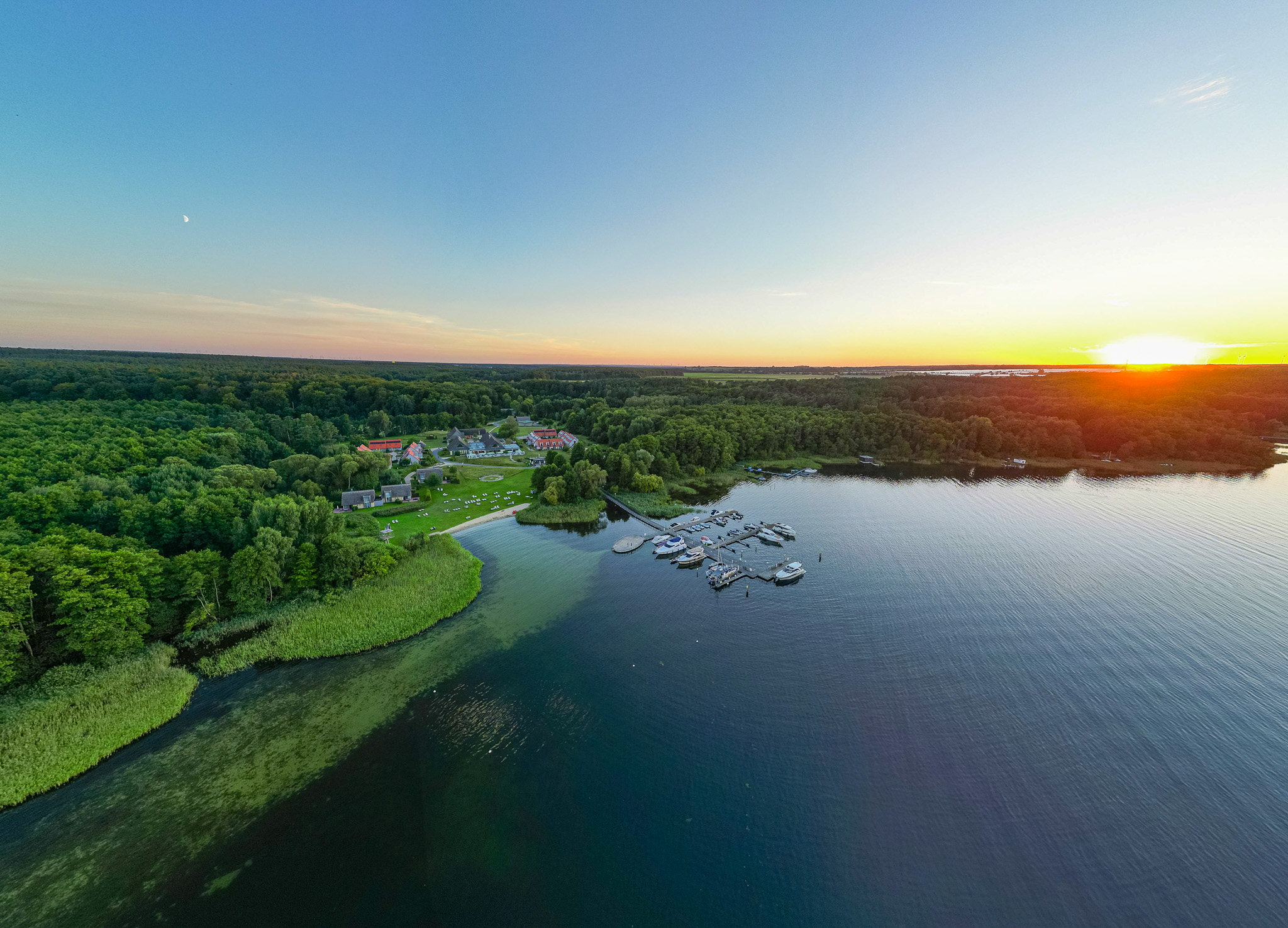 Luftaufnahme von einem Resort am See
