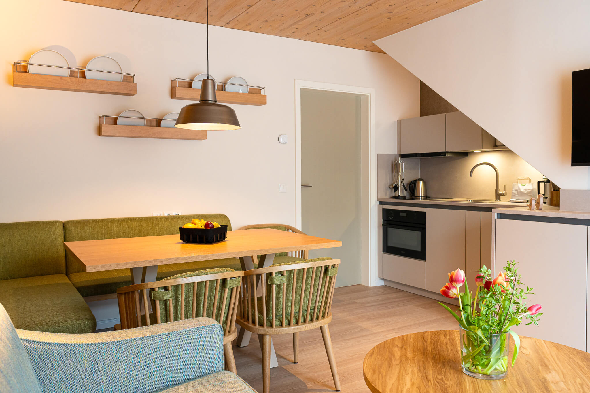 Eine Wohnung mit Sitzecke und Kitchenette