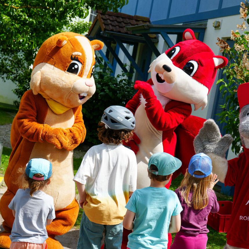 Zwei Eichhörnchen Maskotten und vier Kinder