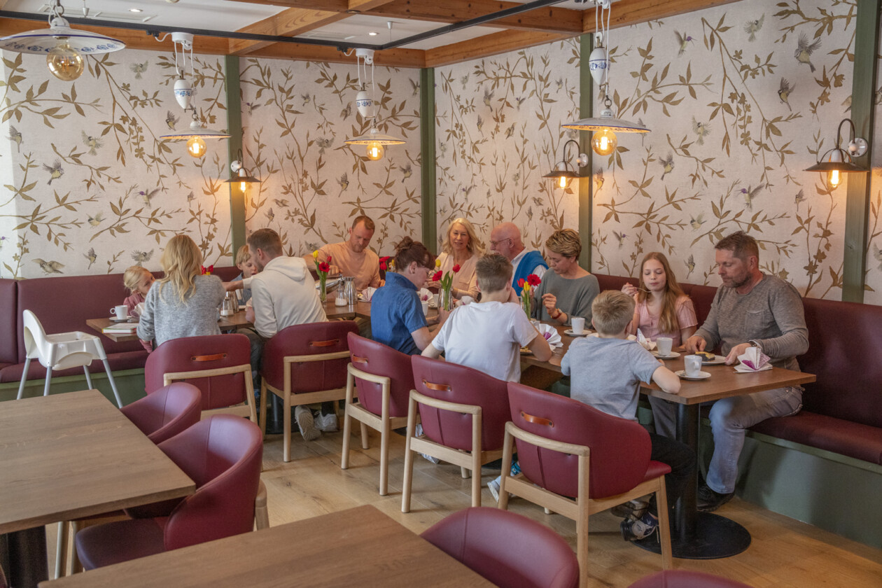Menschen sitzen zusammen an einem Tisch