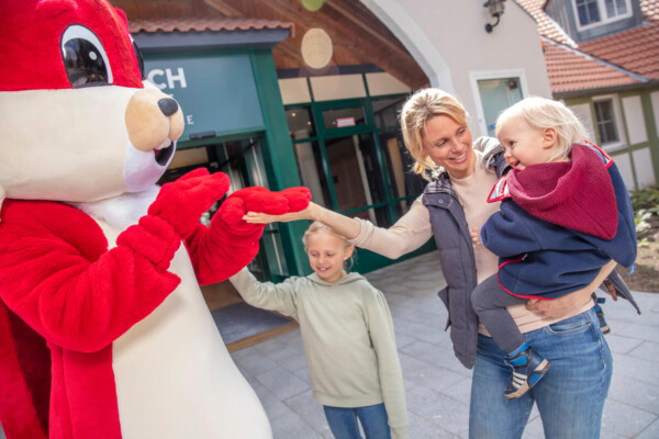 Maskottchen Eddi begrüßt Familie