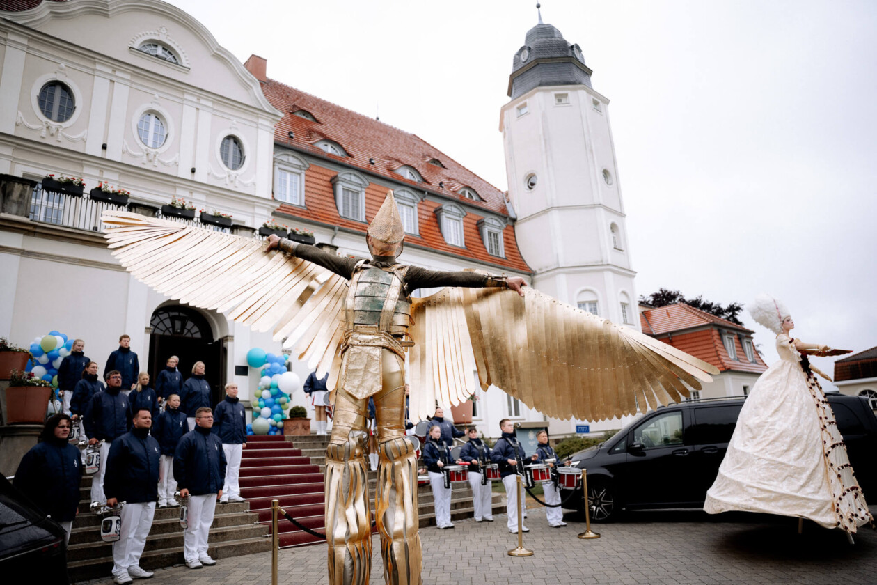 Stelzenläufer vor dem Eingang
