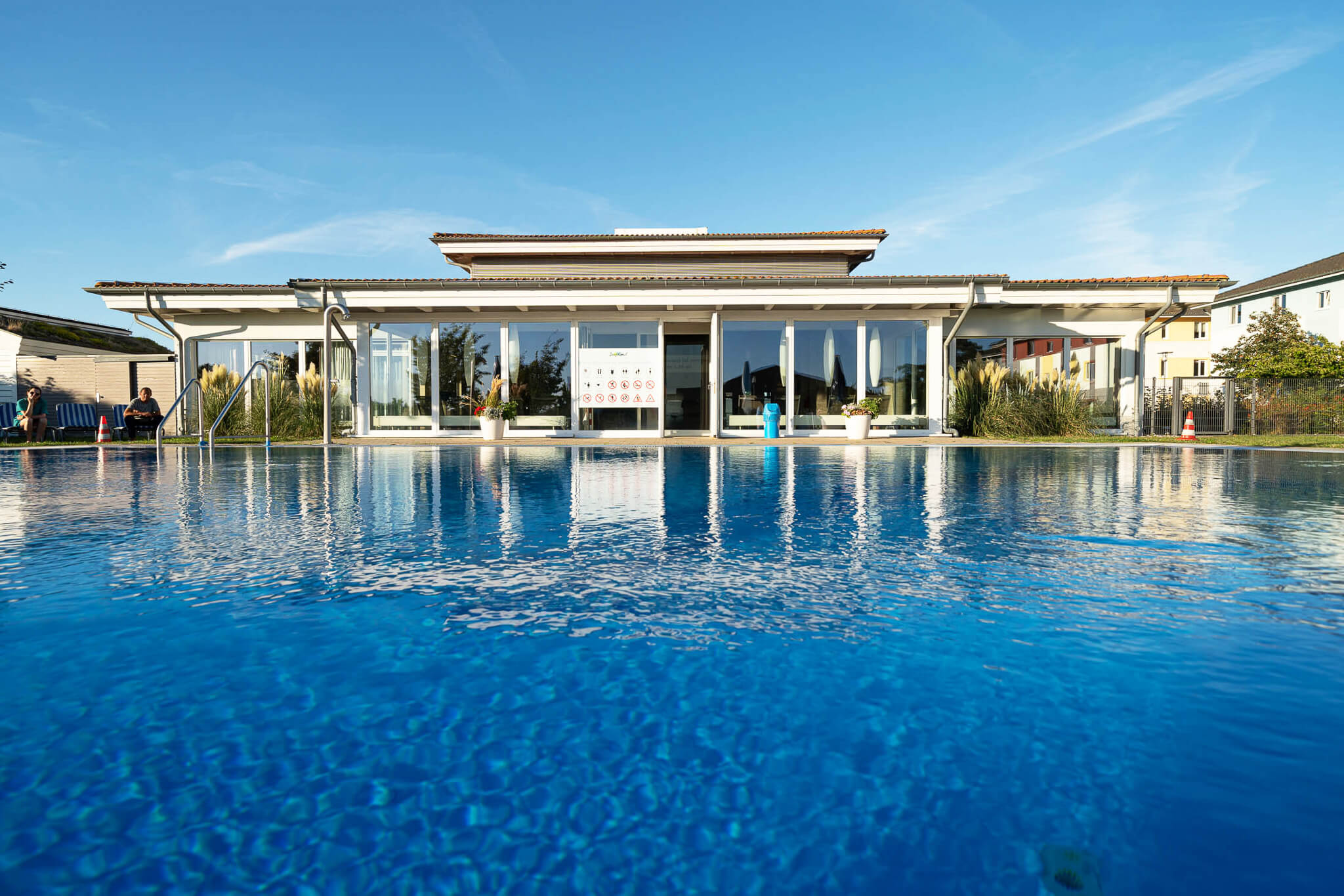 Ein Außenpool von vorne