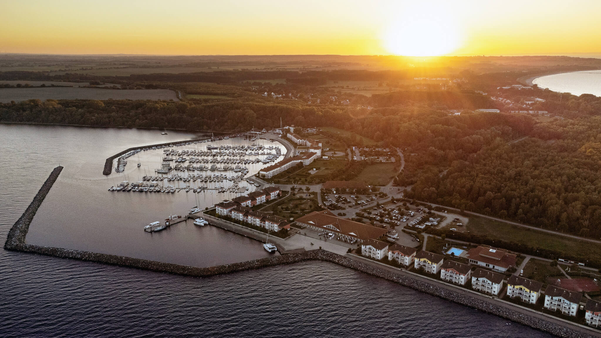 Luftaufnahme von Häusern am Meer beim Sonnenuntergang