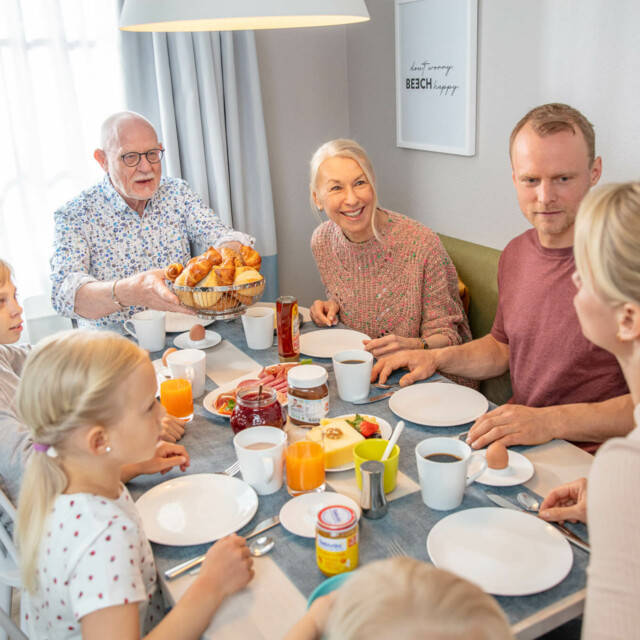 Eine Familie am Frühstückstisch