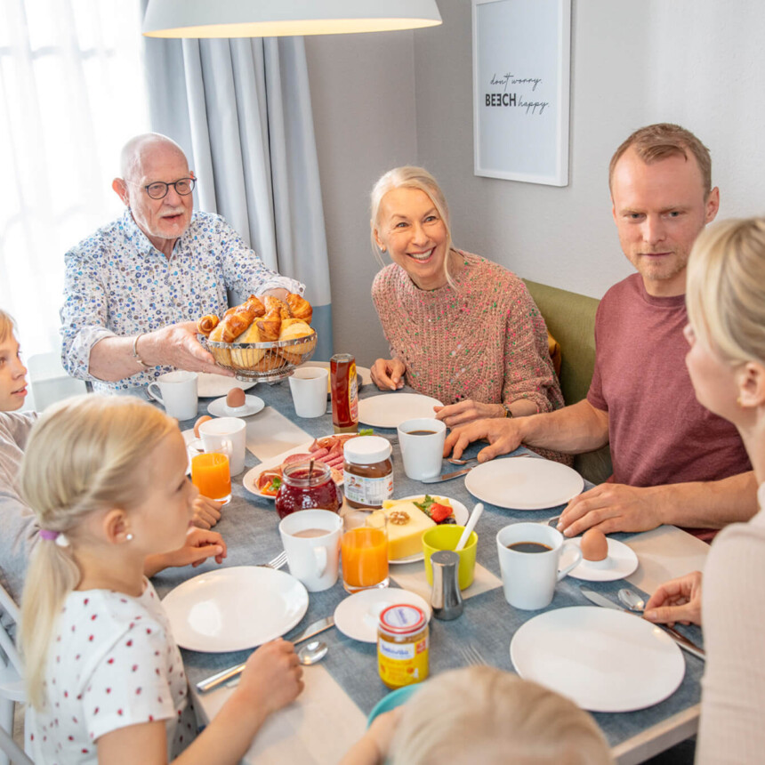 Eine Familie am Frühstückstisch