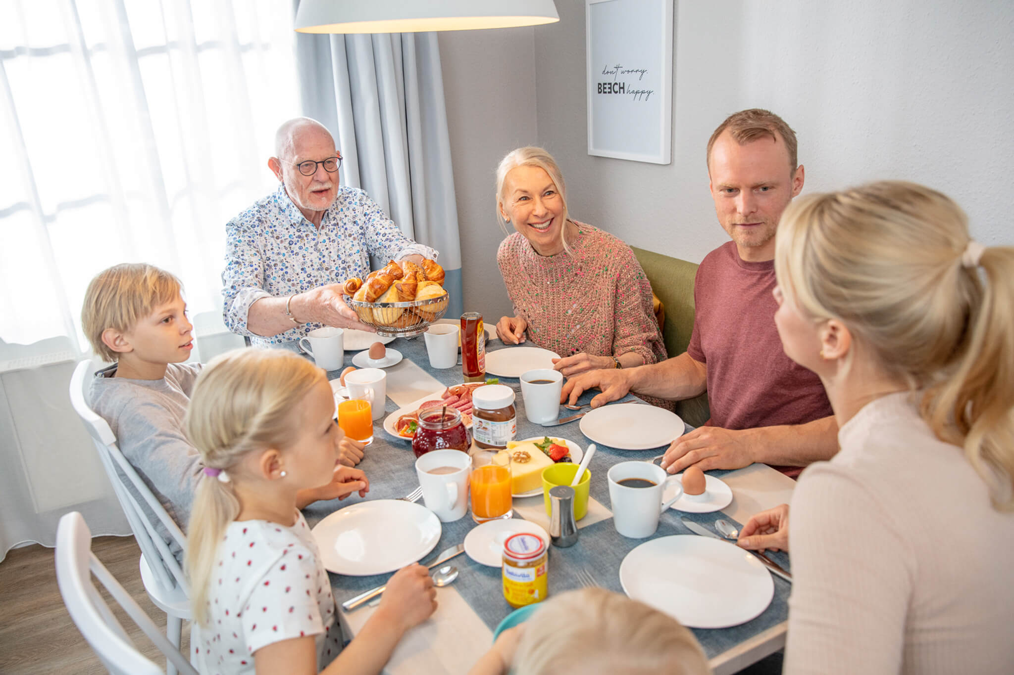 Eine Familie am Frühstückstisch