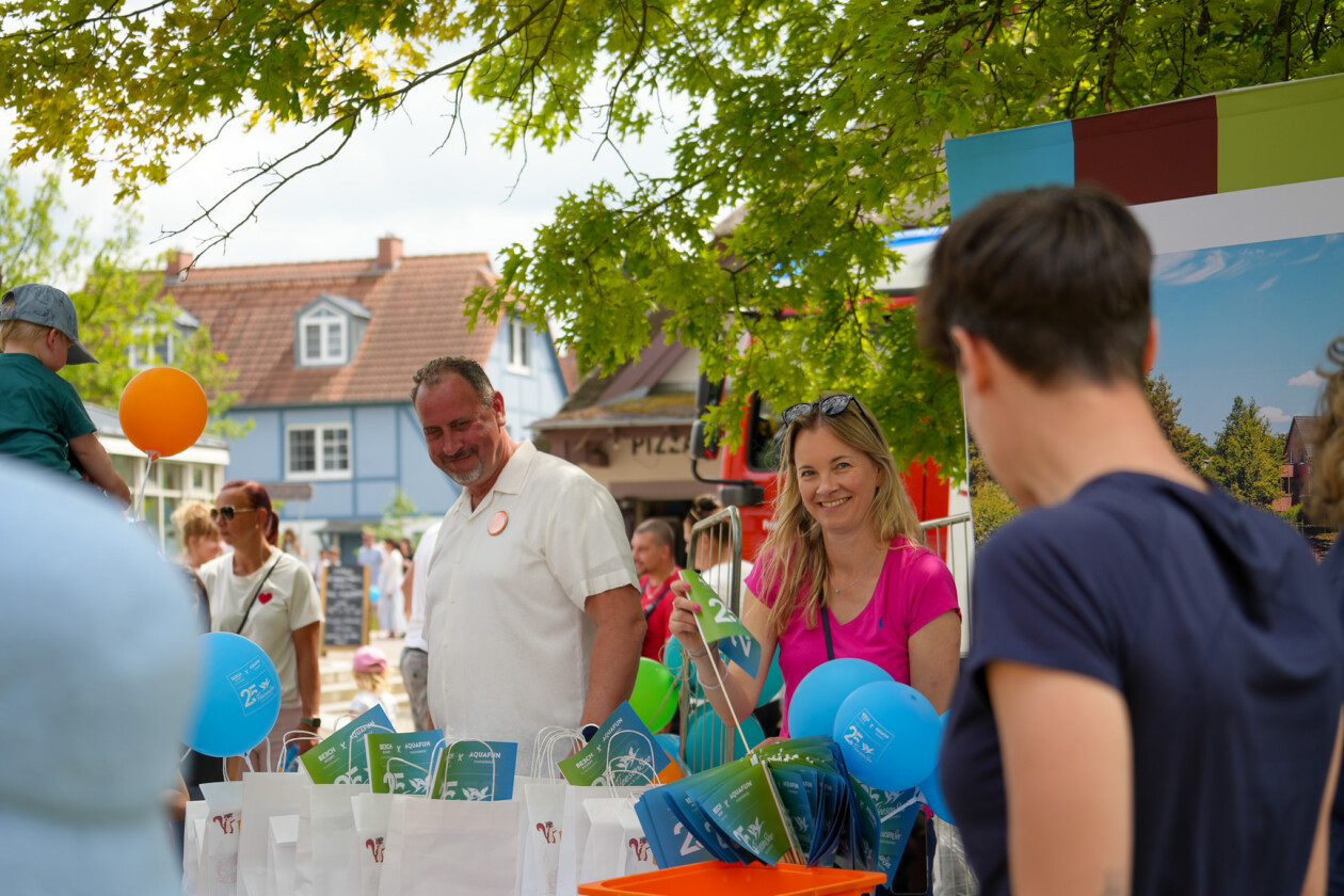 Zwei Menschen lachen beim Türen einpacken