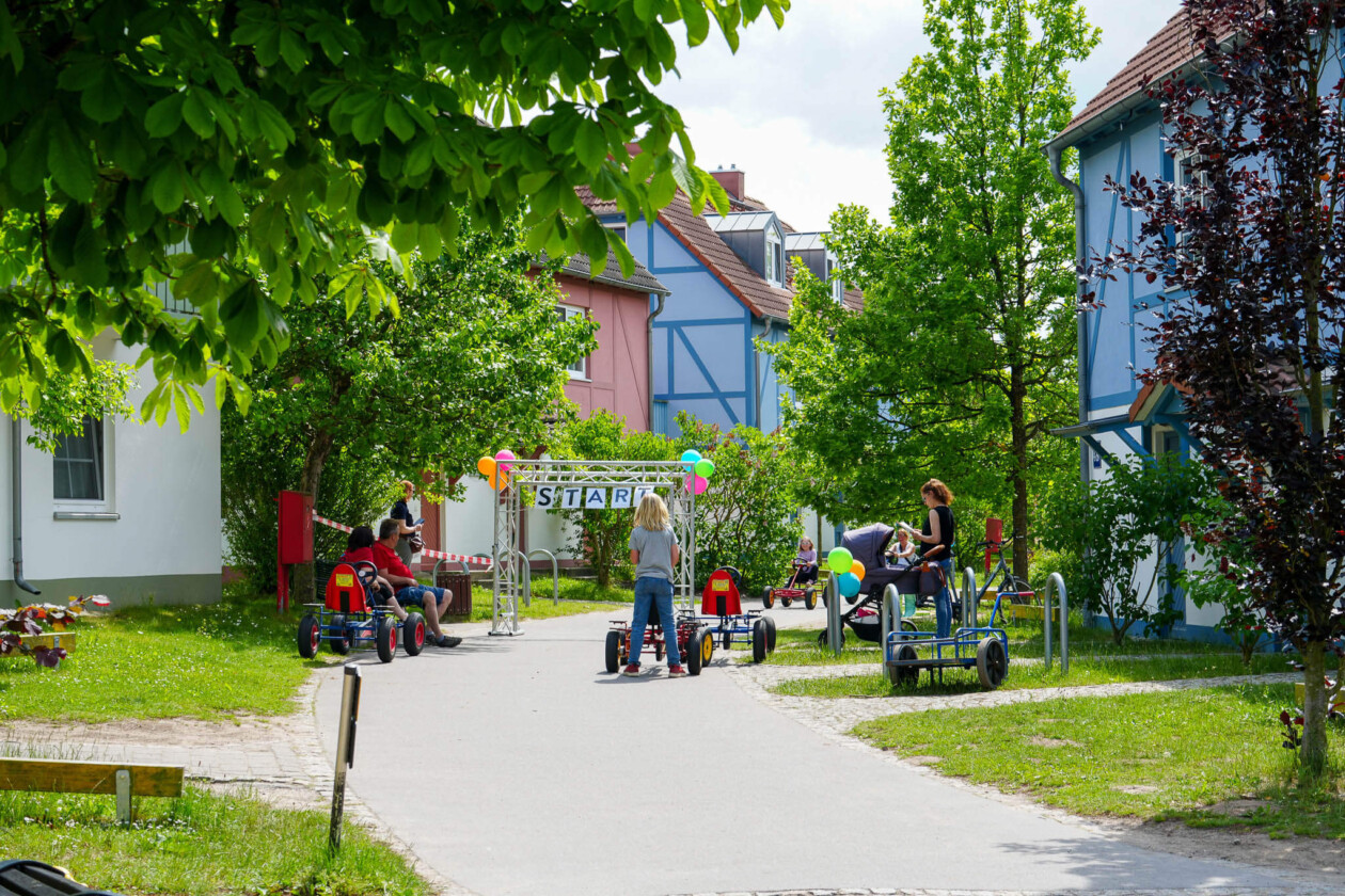 Kinder fahren auf einem Kettcar