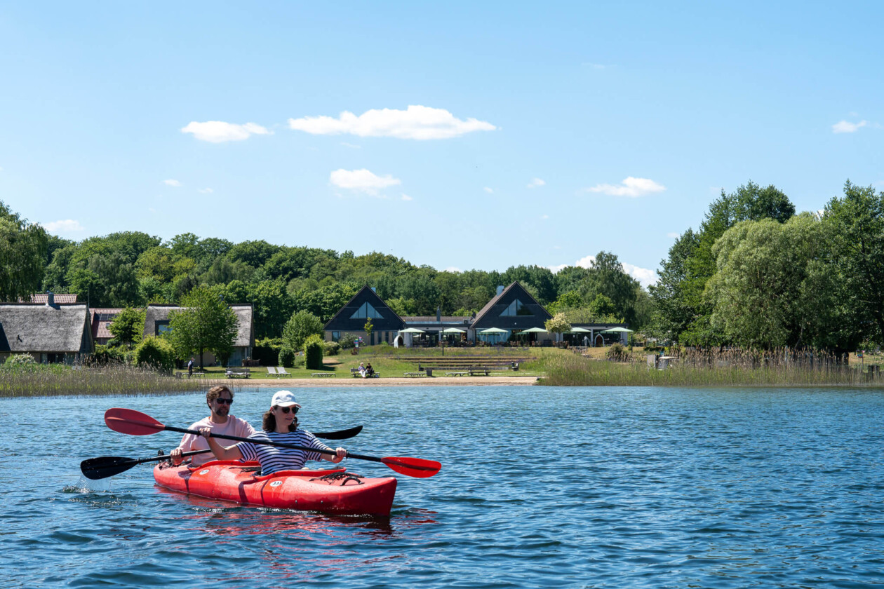 Ein Paar in einem Kajak auf einem See