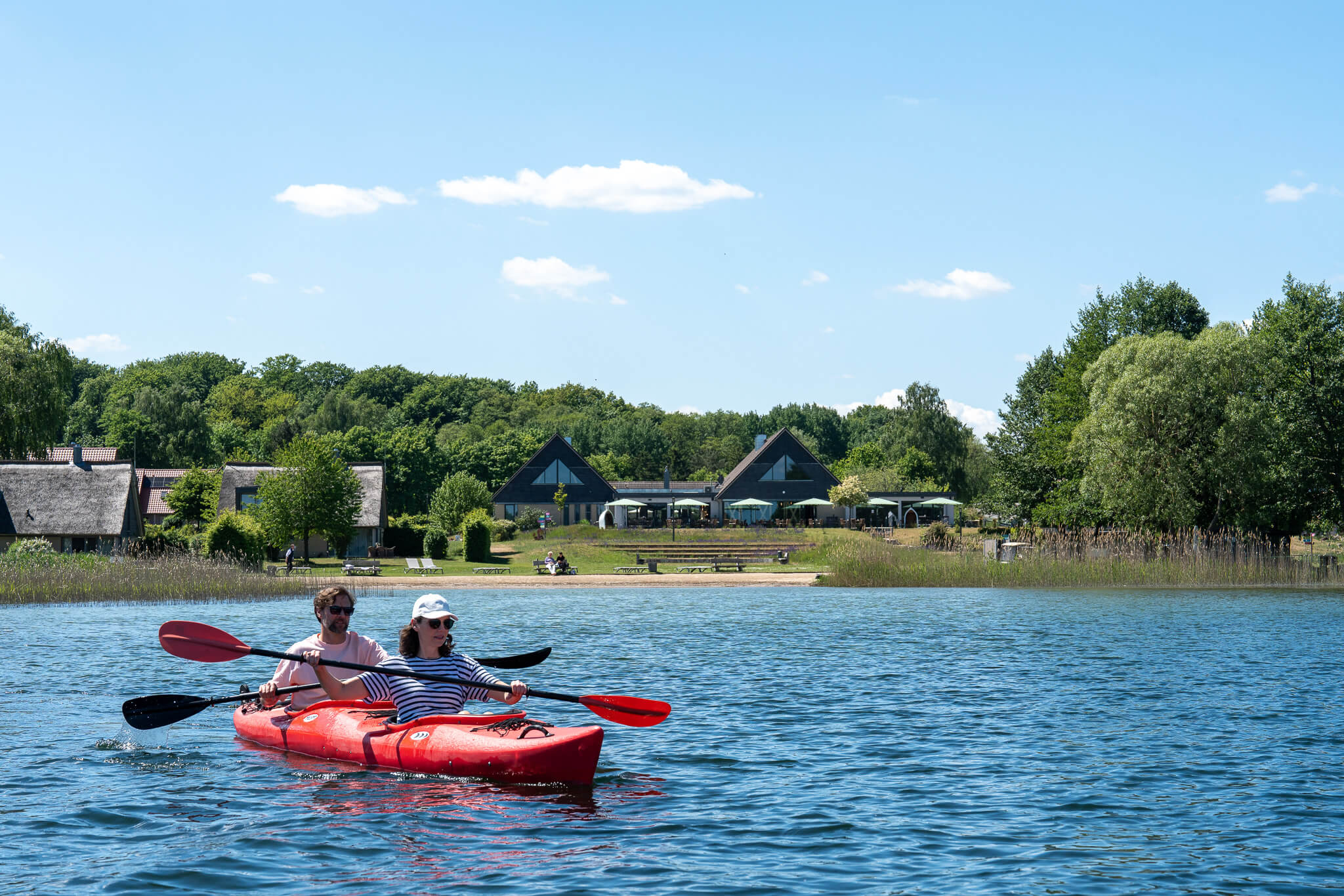 Ein Paar in einem Kajak auf einem See