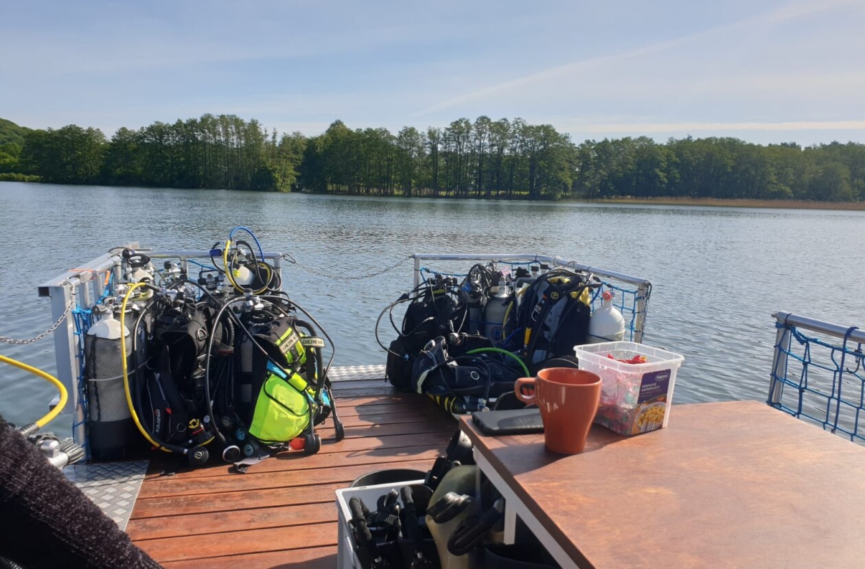 Tauchausrüstung auf einem Steg