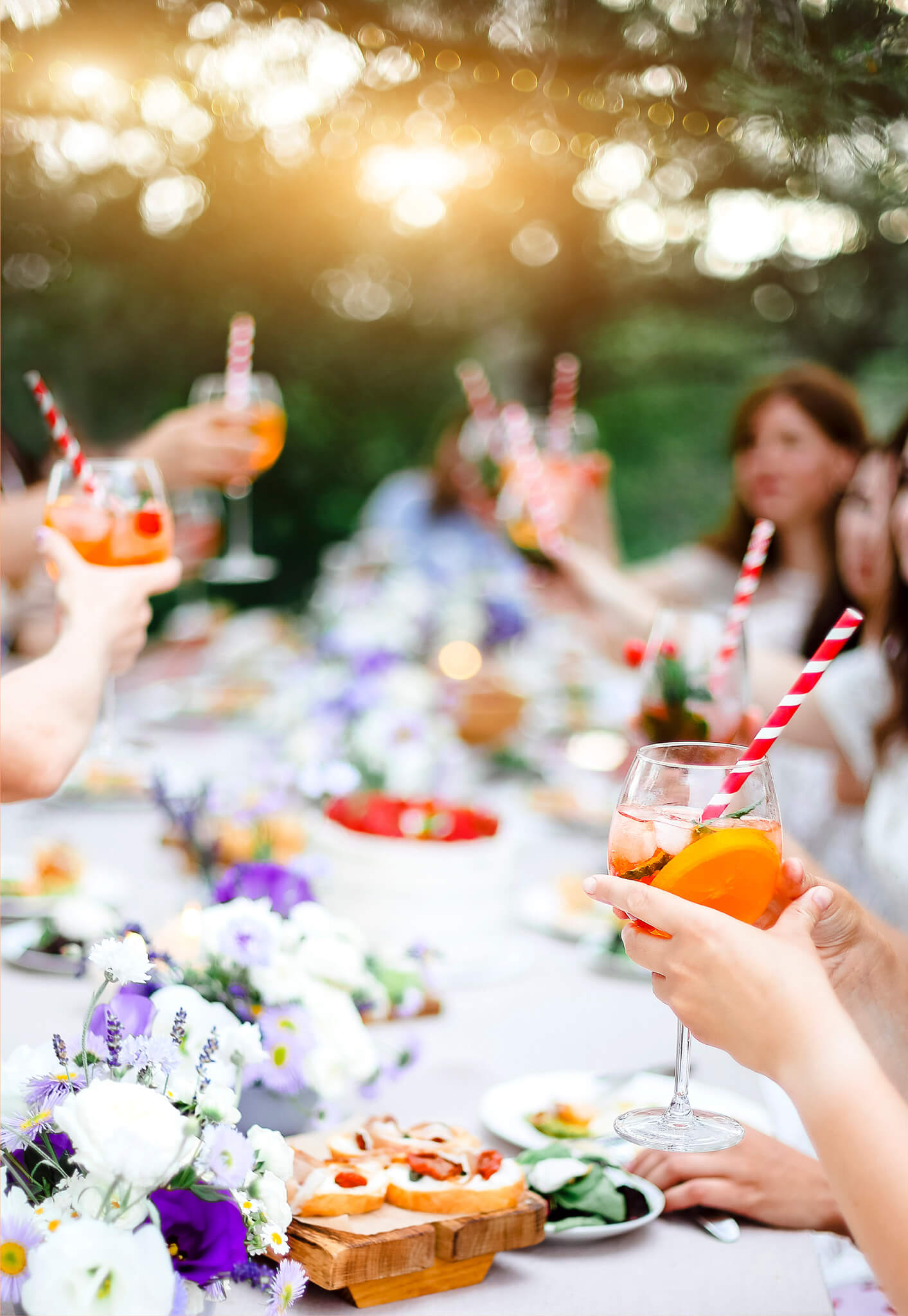 Menschen stoßen an einem gedeckten Tisch an