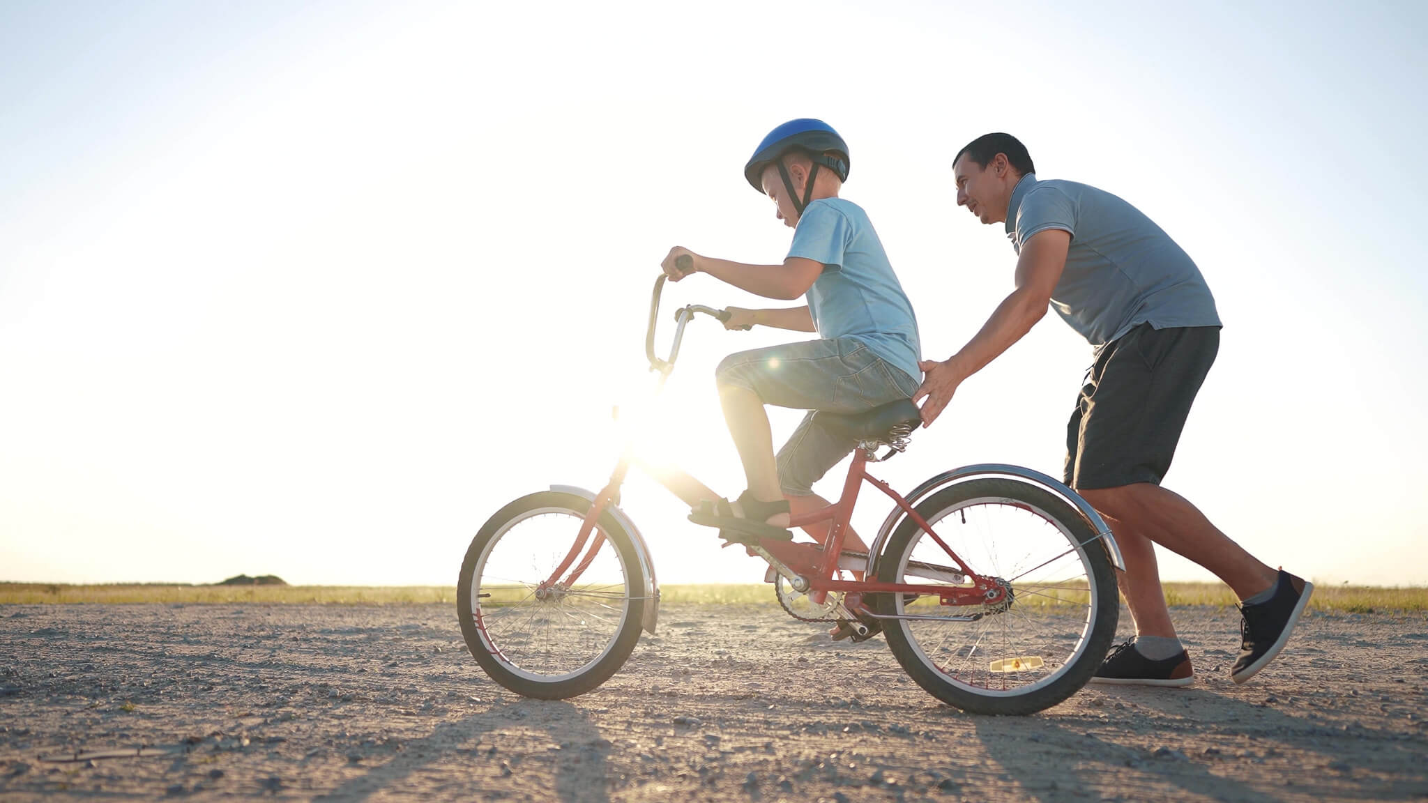 Vater und Sohn auf dem Weg mit Rad