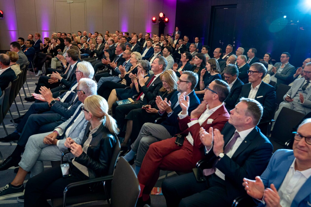 Menschen sitzen im Publikum und applaudieren