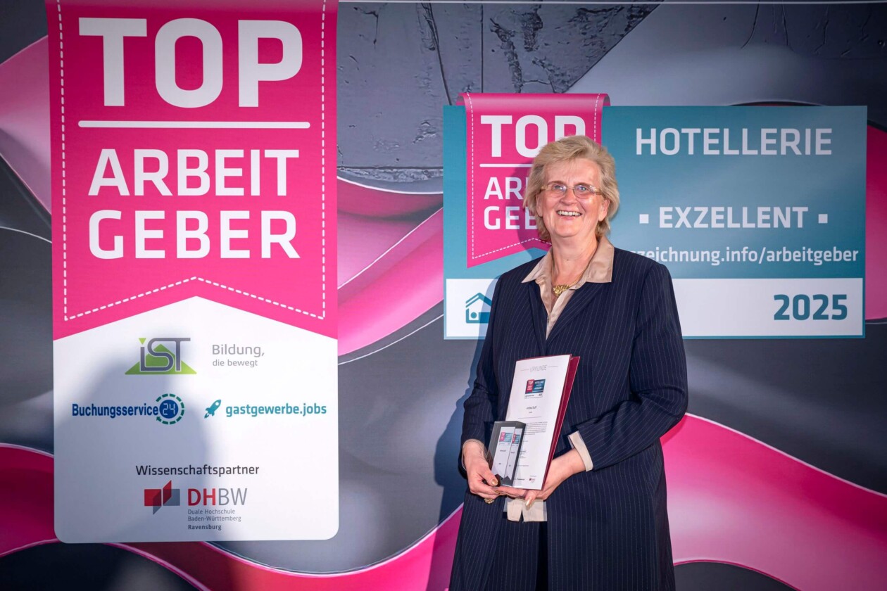 Frau hält Award in der Hand