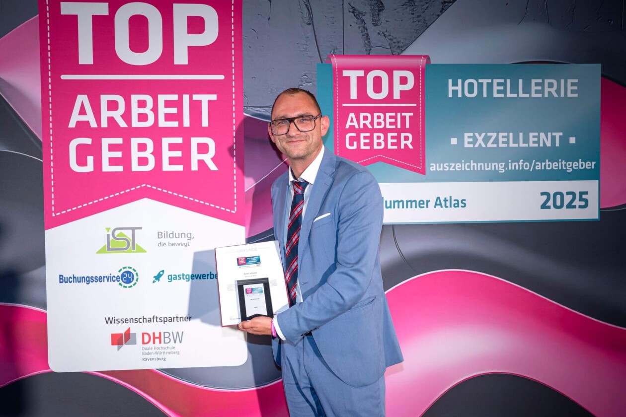 Mann hält Award in der Hand